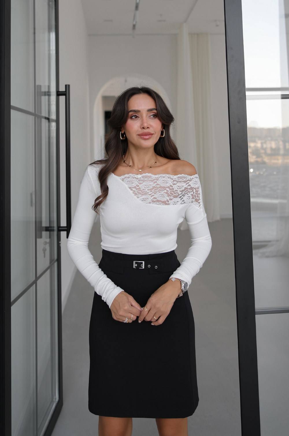 Ecru Single Shoulder Lace Collar Blouse — photograph 3