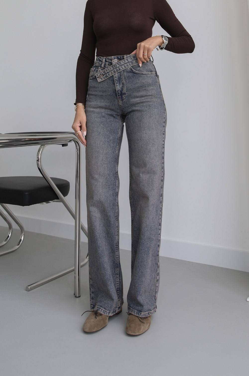 Washed Crossover Belt Detail Jeans — photograph 2