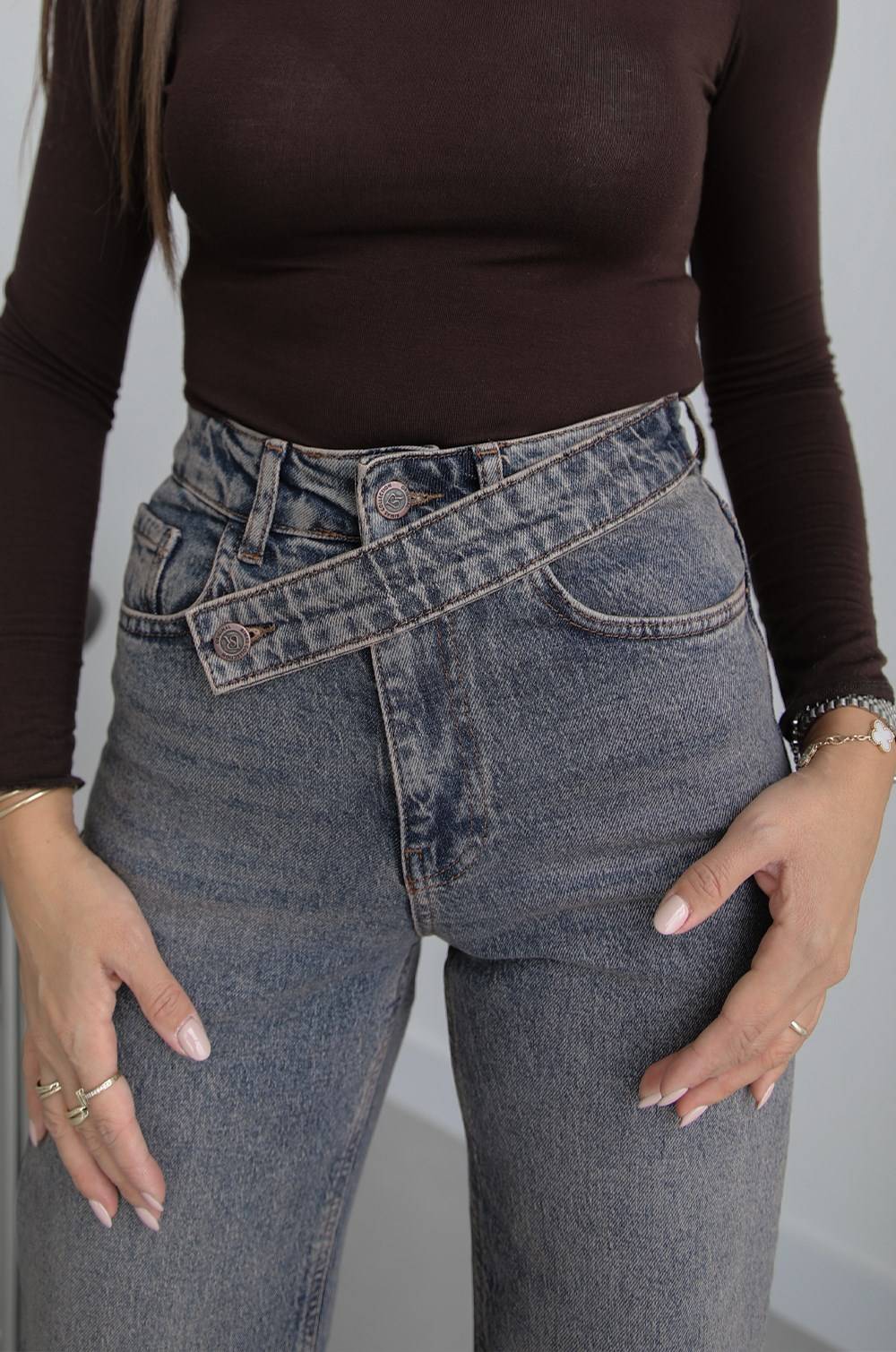 Washed Crossover Belt Detail Jeans — photograph 4