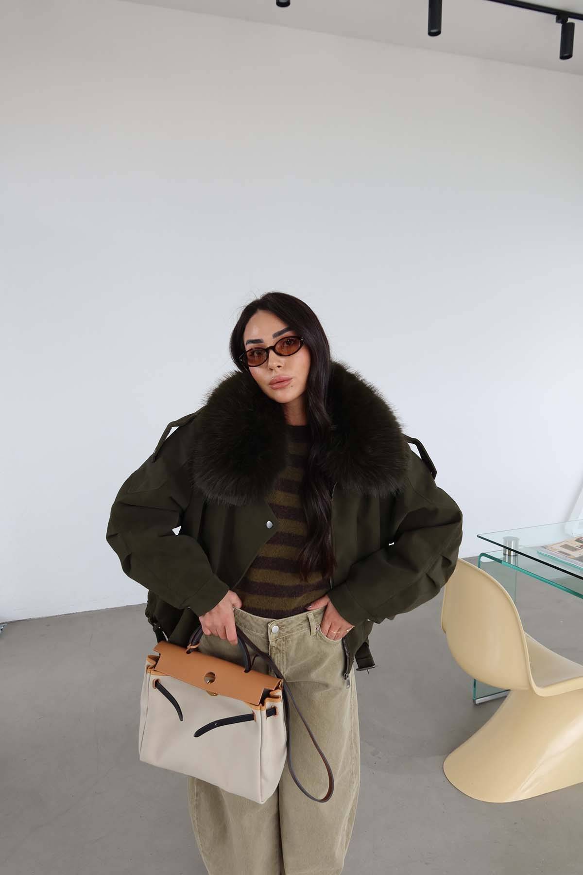 Premium Fur Collar And Lined Coat — photograph 2
