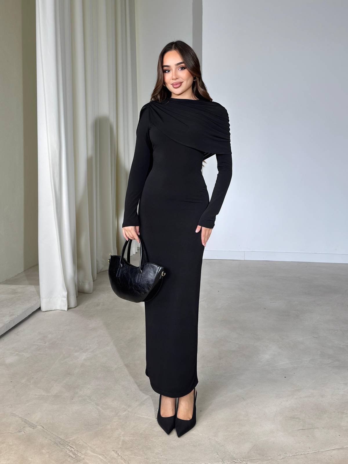 Cape Kendinden Maxi Length Black Ovire Dress — photograph 2