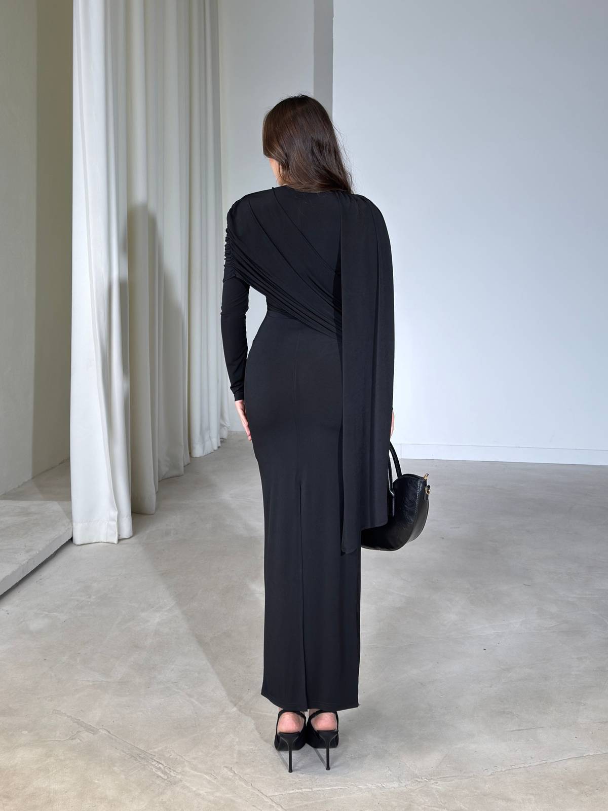 Cape Kendinden Maxi Length Black Ovire Dress — photograph 3