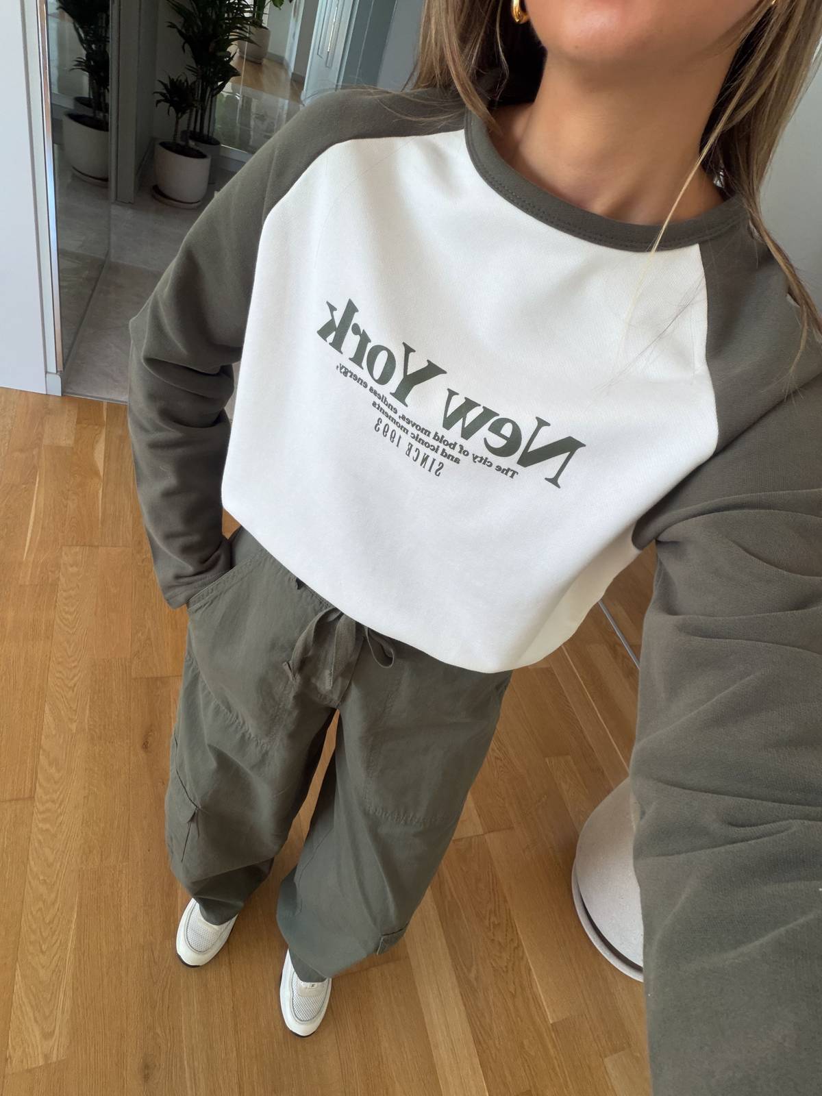 Reglan Sleeve Sweat Khaki — photograph 2
