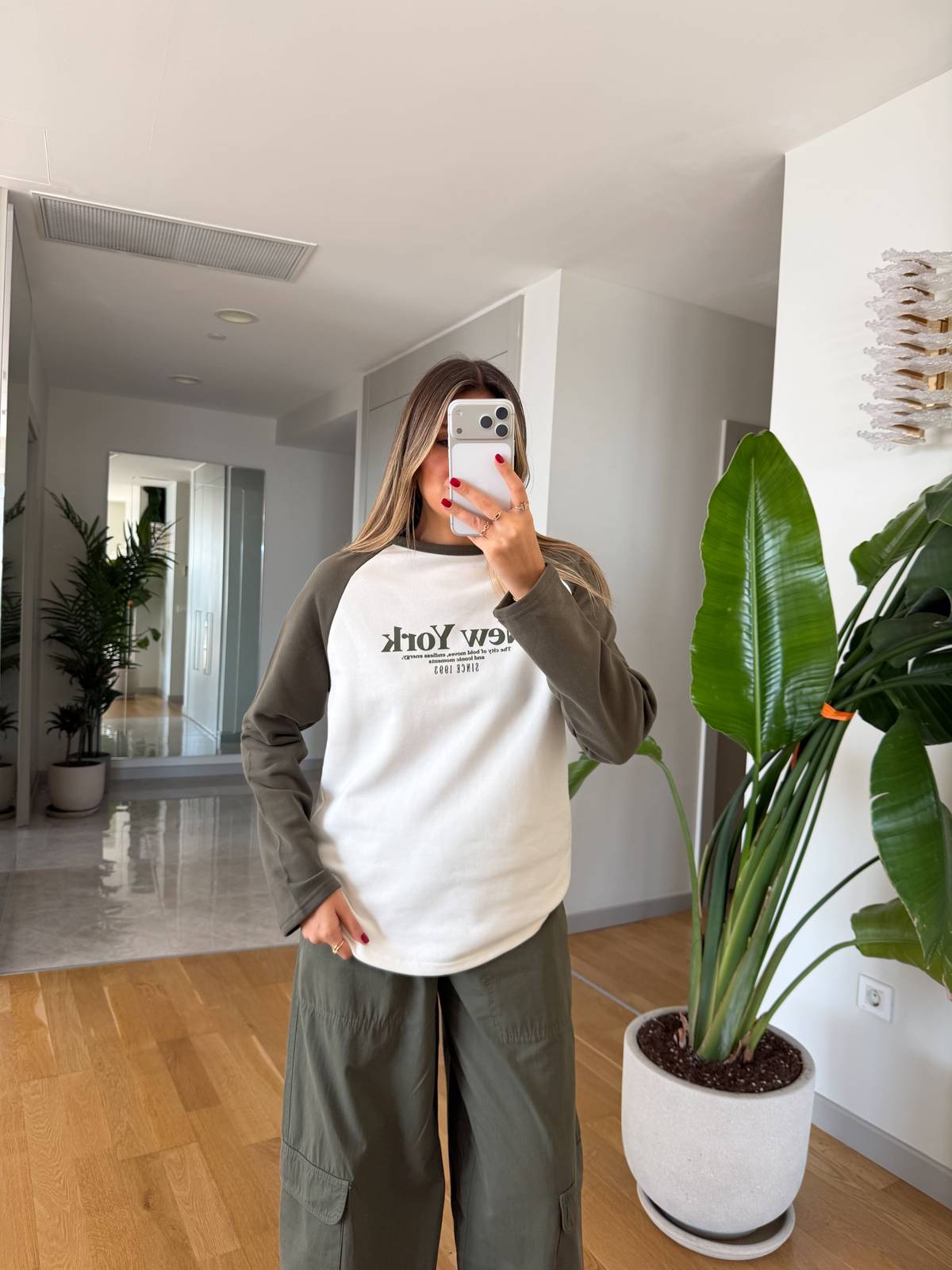 Reglan Sleeve Sweat Khaki — photograph 3