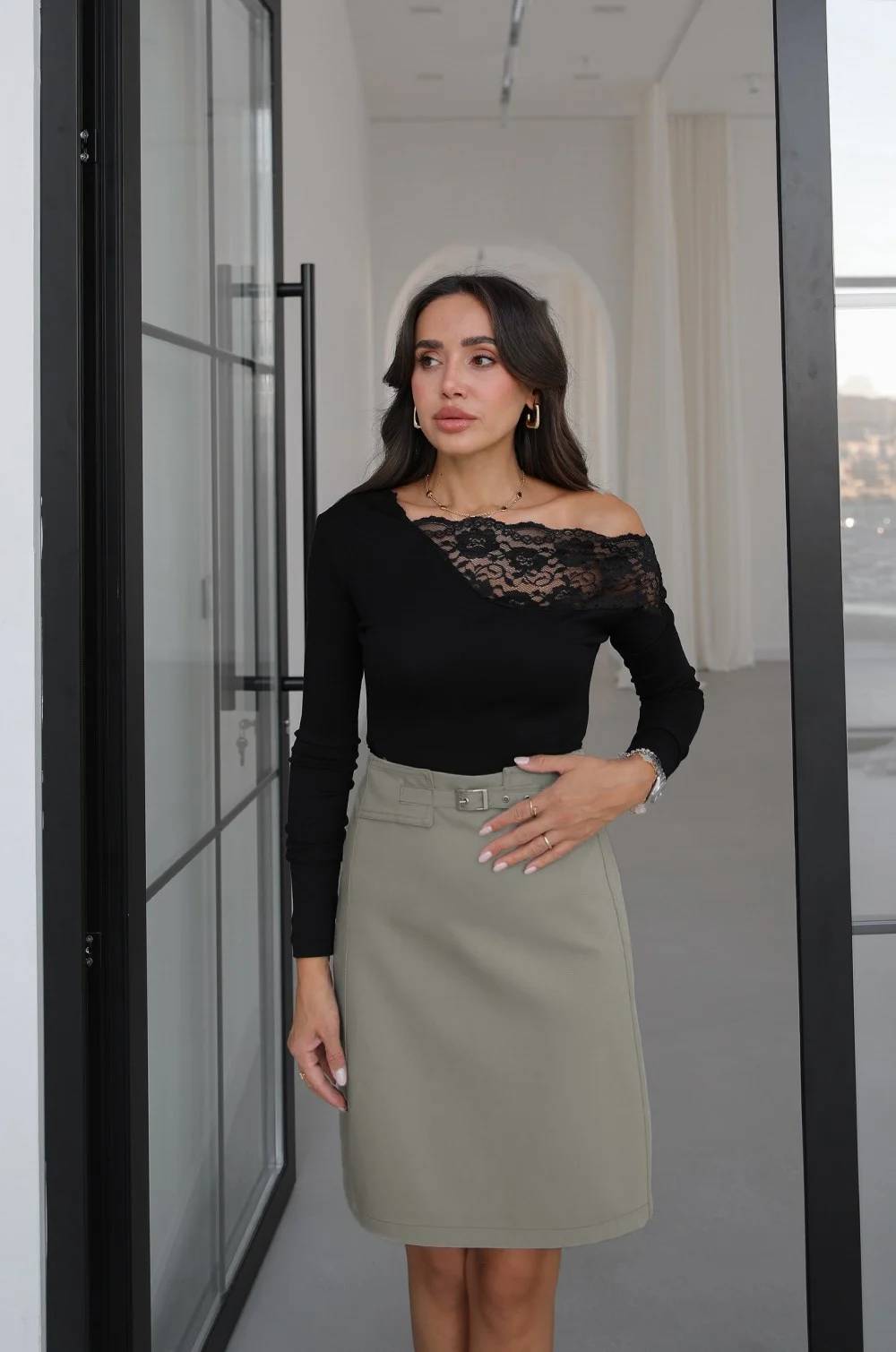 Black Single Shoulder Lace Collar Blouse — photograph 3
