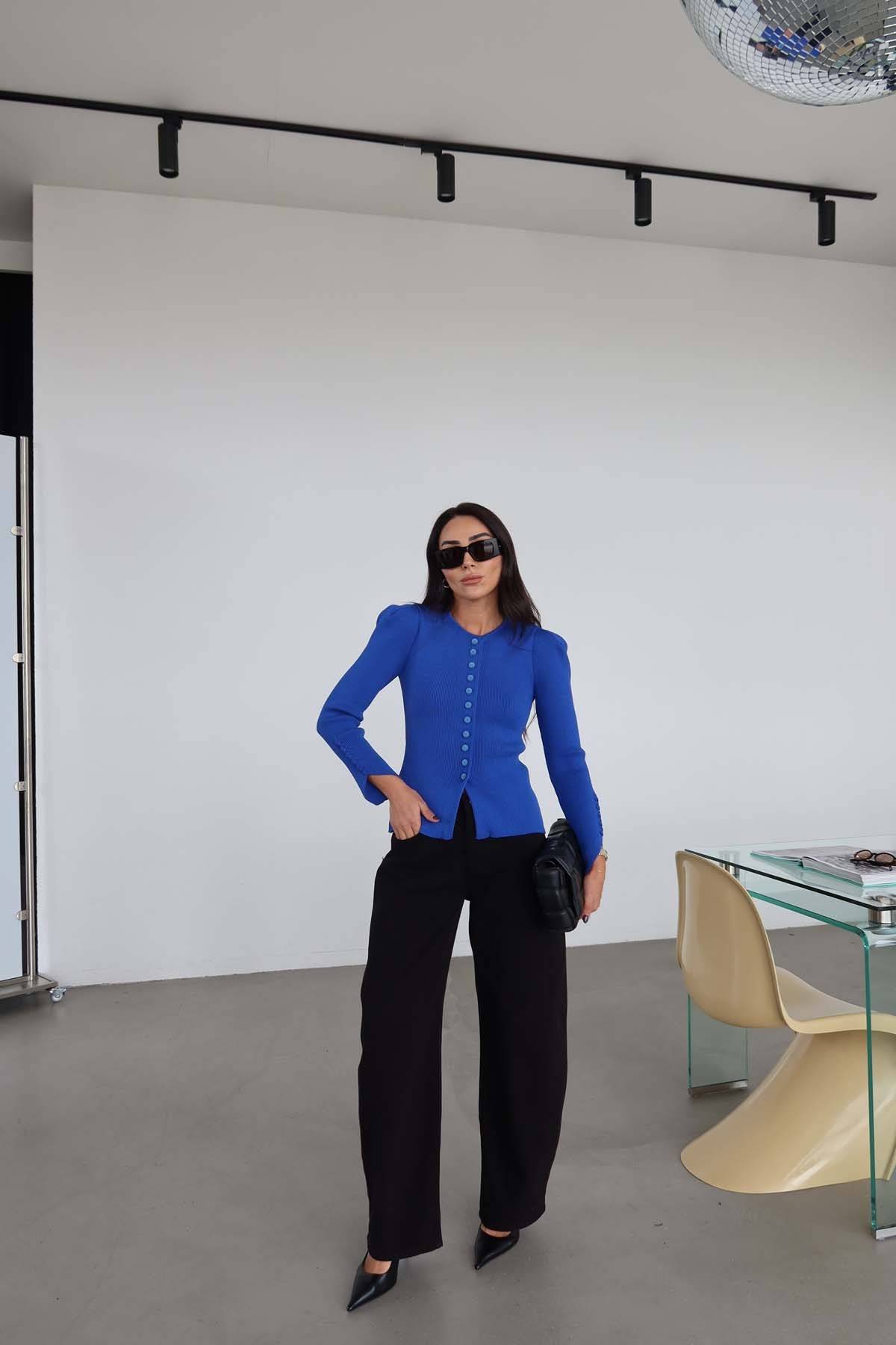 Balloon Cut Basic Trousers — photograph 1