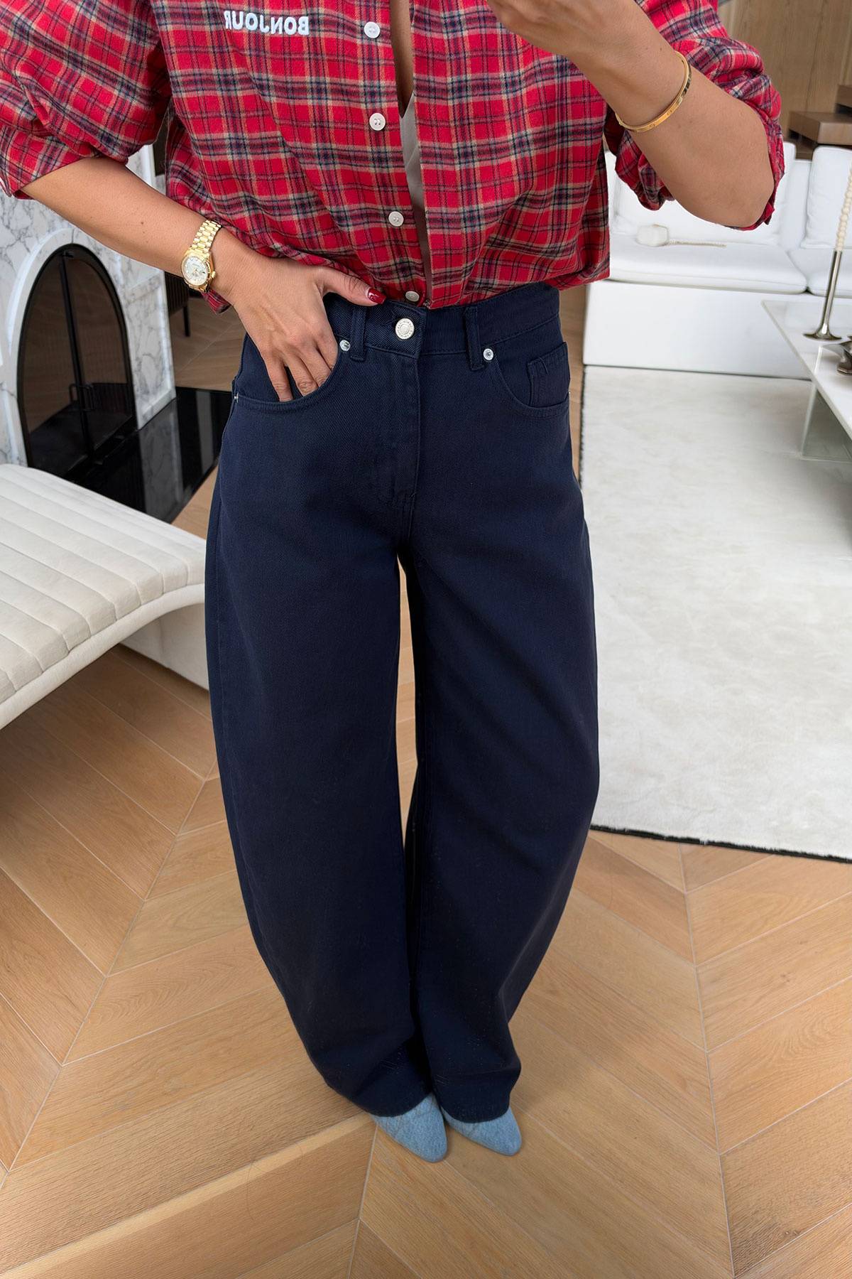 Balloon Cut Basic Trousers — photograph 2