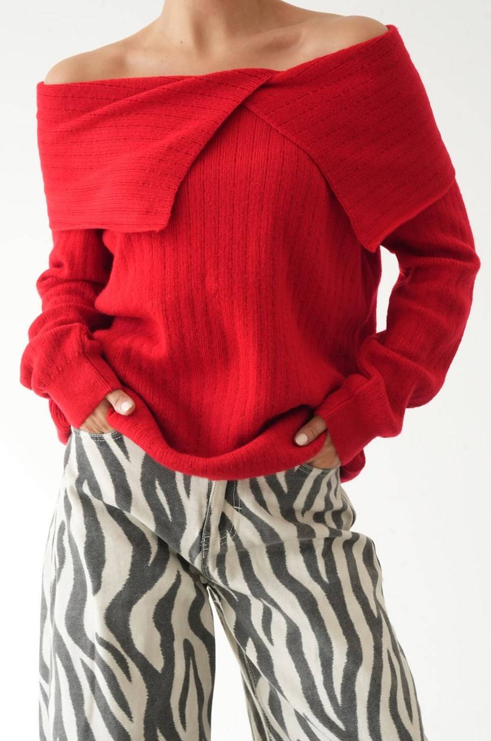 Red Side Split Sweetheart Neck Jumper — photograph 2