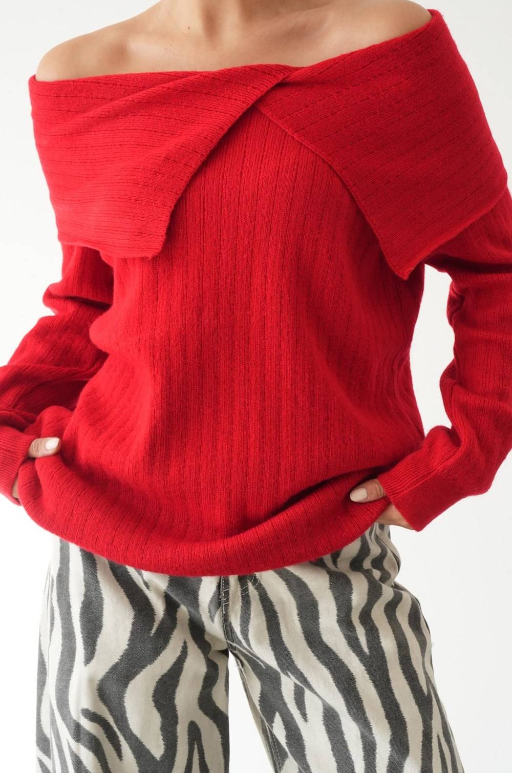 Red Side Split Sweetheart Neck Jumper — photograph 3