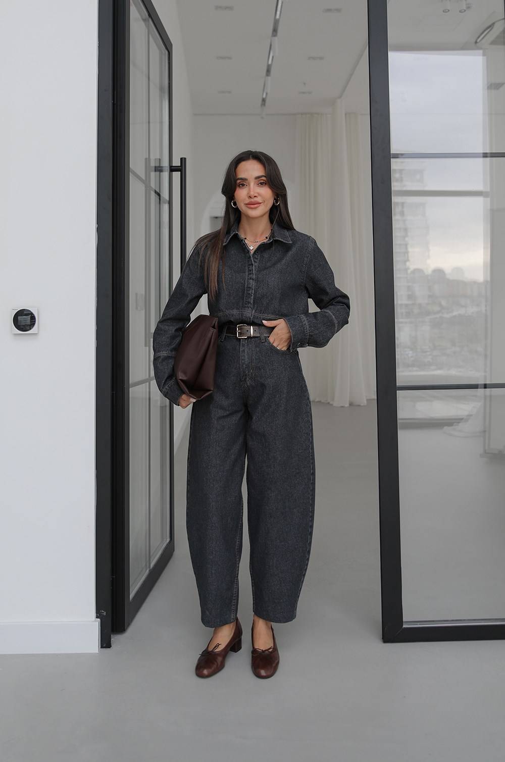 Tapered Fit Jeans — photograph 1