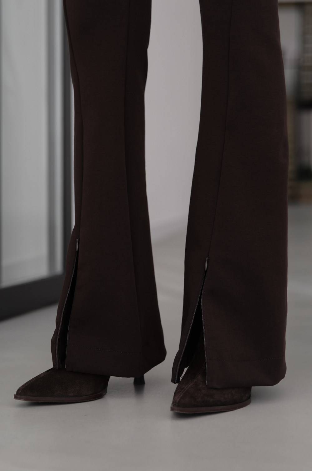 Dark Brown Fermuar Detail Trousers — photograph 4