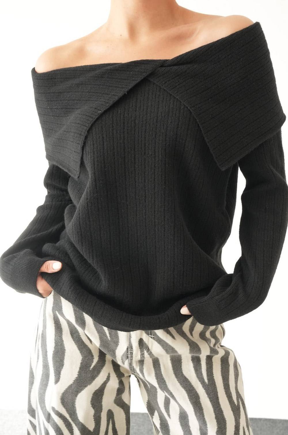 Black Side Split Sweetheart Neck Jumper — photograph 2