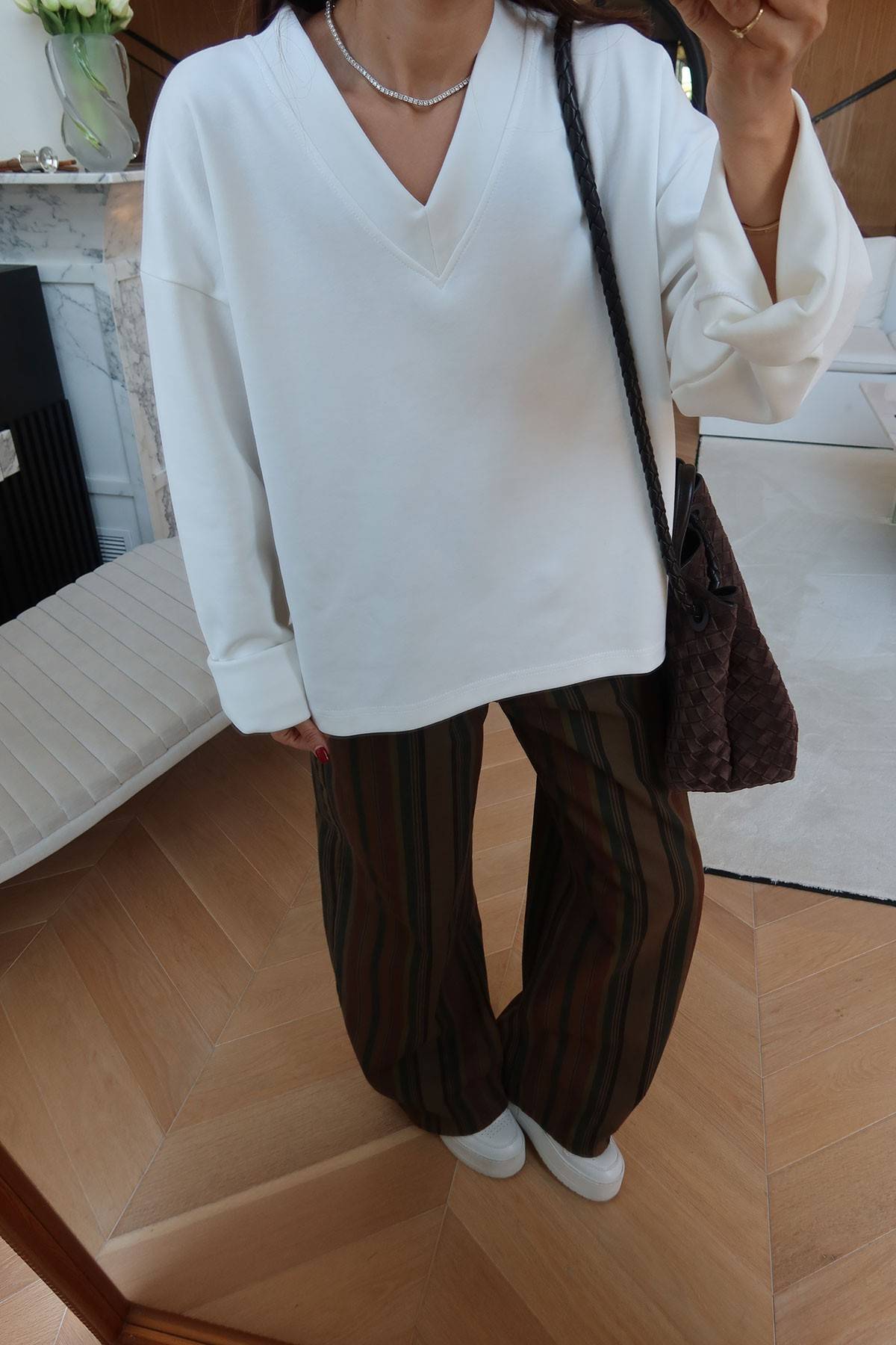 V-Neck Tok Texture Sweat — photograph 4